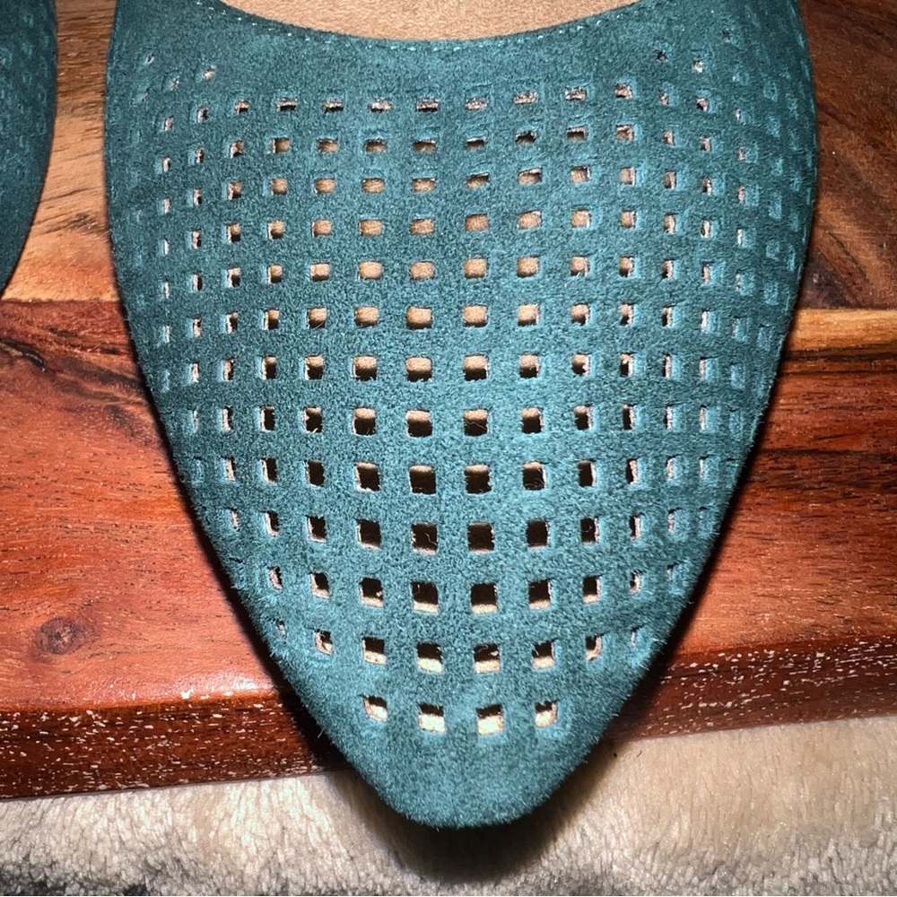 Vionic Perforated Suede Pointed Toe Flats Deep Green Comfort Flats Wide 8.5 - Picture 8 of 9